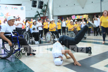 Люди на инвалидных колясках исполнили массовый брейк-данс в Алматы