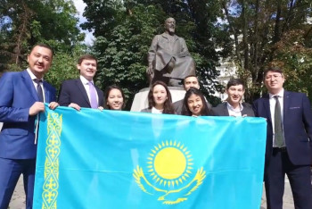 Фотография к новости: Казахстанцы поздравили москвичей с Днем города известной песней