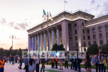 Фонтаны с оригинальной подсветкой появились на площади «Астана» в Алматы