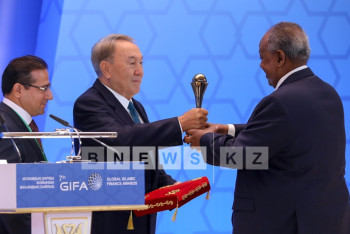 Фотография к новости: Назарбаев вручил Президенту Джибути премию по исламским финансам