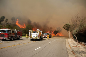 Лос-Анджелес борется с крупнейшим в истории пожаром