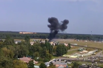 Фотография к новости: Ан-2 рухнул при выполнении мертвой петли на авиашоу под Москвой. Есть жертвы