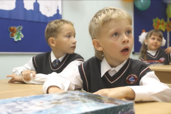 В России сотни школьников первого сентября пришли в школу без цветов