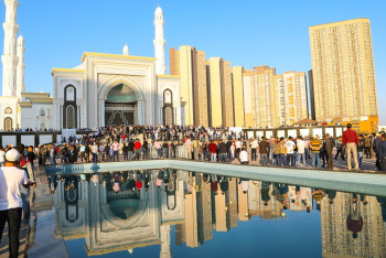 Фотография к новости: Тысячи мусульман во время молитвы пожелали Н.Назарбаеву сил и процветания