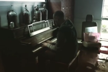 Трогательное видео с играющим на пианино в затопленном доме техасцем появилось в соцсетях