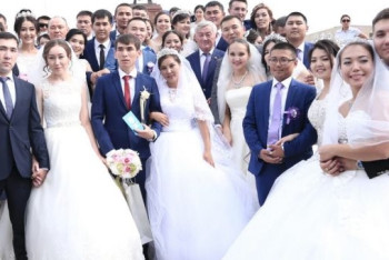 50 пар одновременно поженились в День Конституции в Актобе