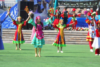 Колоритным театрализованным представлением встретили День Конституции в Талдыкоргане