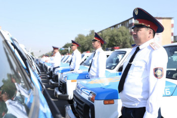 Ко Дню Конституции актюбинской полиции вручили 180 новых автомобилей