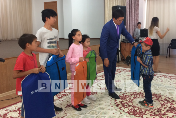 Дорога в школу: Более 200 детей в Алматы получили форму к началу учебного года