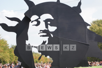 Лик Виктора Цоя на фоне солнечного затмения установили в Караганде