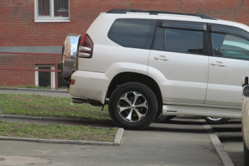 Джип стоит нагло на тротуаре – аким Алматы высказался о стихийных парковках в городе