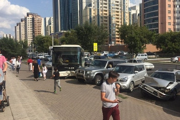 Названы подробности ДТП в Астане с участием десяти машин