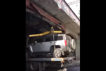 Алматинцы сняли курьезное видео застрявшего под мостом полицейского эвакуатора 