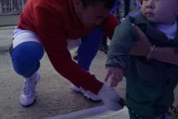 Фотография к новости: Канат Ислам перерезал путы ребенку своего фаната