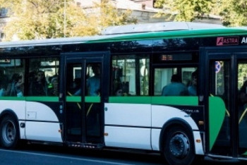 Астанчанка выпала из автобуса при входе в салон