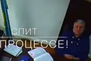 Фотография к новости: Видео с заснувшим на судебном процессе судьей обсуждают в Казнете