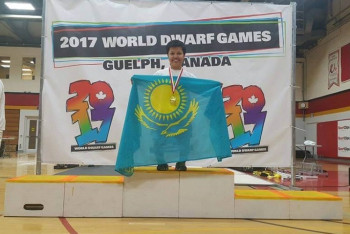 Фотография к новости: Казахстанка завоевала 4 медали на Всемирных играх среди низкорослых людей