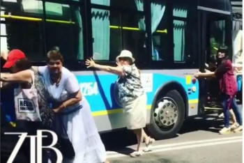 Толкающие троллейбус бабушки удивили пользователей Сети 