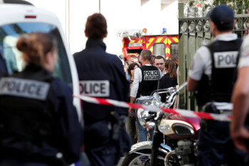 В пригороде Парижа автомобиль наехал на группу военных  