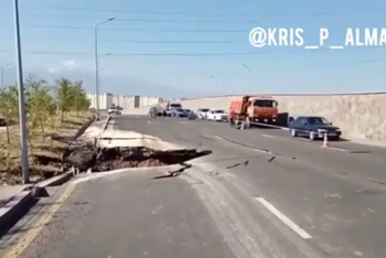 В Алматы обрушился участок дороги