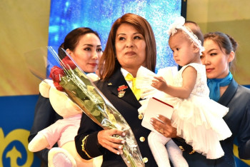 Проводницу Алтынай Рамбаеву наградили за спасение жизни ребенка