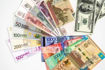 Фотография к новости: Курс тенге ослабили антироссийские санкции - аналитики