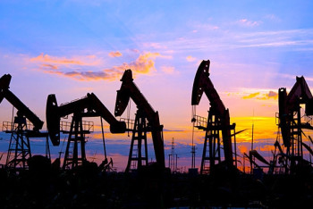 Фотография к новости: Нефть дешевеет на слабом снижении запасов топлива в США