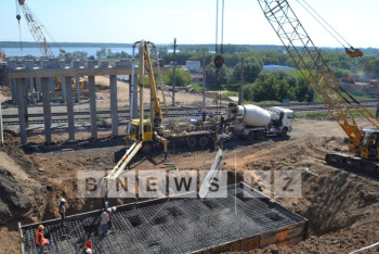 Аким СКО осмотрел реконструкцию путепровода и строительство жилых домов