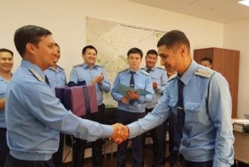 Прокурор Астаны поощрил подчиненного за спасение жизни потерпевшего