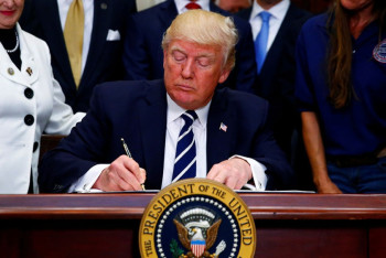 Фотография к новости: Вице-президент США: Трамп подпишет законопроект о санкциях против РФ  