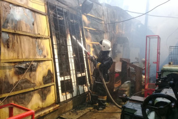 Трансформаторная подстанция пострадала из-за крупного пожара в Алматы