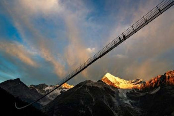 Фотография к новости: В Швейцарии построили самый длинный подвесной пешеходный мост