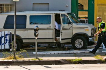 Фотография к новости: Автомобиль въехал в толпу людей в Лос-Анджелесе