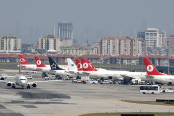 В стамбульском аэропорту столкнулись турецкий и казахстанский самолеты