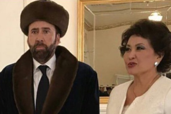 Д.Абаев о мемах на Николаса Кейджа: Дарить чапан - красивая традиция нашего народа