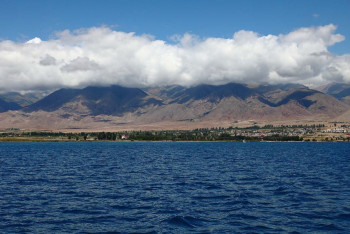 Фотография к новости: Чтобы освежиться, казахстанец заехал на машине в озеро Иссык-Куль