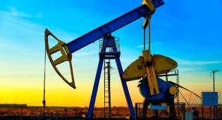 Цены на нефть снижаются на фоне данных о сокращении добычи в США