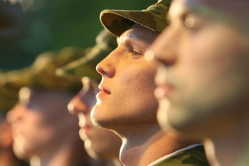 Фотография к новости: В России запретили уклонившимся от армии работать на госслужбе