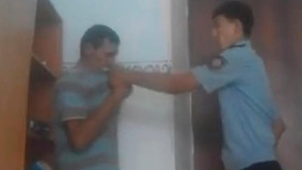 кадр из видео избиения полицейским педофила