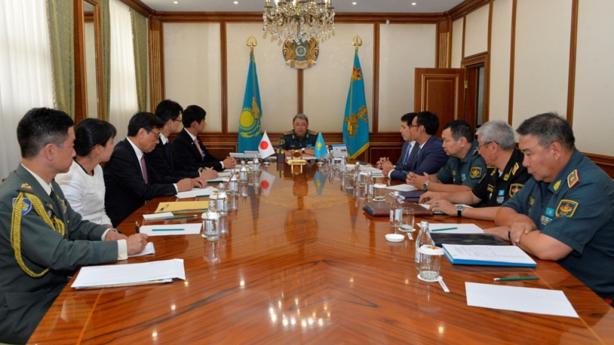 Министр обороны Казахстана провел встречу с парламентским вице - министром обороны Японии