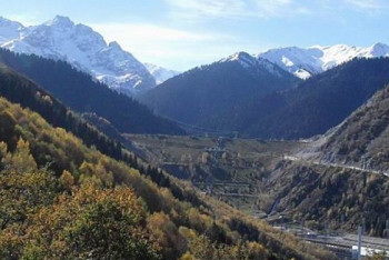 Сбежавший с 16-летней девушкой парень погиб, сорвавшись с горы