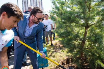 Николас Кейдж встретился с детьми-инвалидами и посадил дерево в Астане