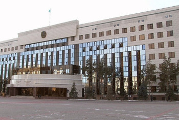 Акимат Астаны изъял помытые в рыночной луже овощи