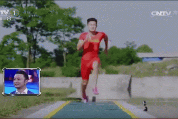 Китайский бегун обогнал истребитель