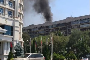 Из-за пожара в многоэтажке Алматы эвакуировано 50 человек