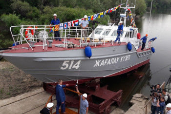 Спущенный на воду в Уральске катер сможет развивать скорость 100 км\час