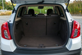 В Алматы запечатлели очередного водителя, перевозившего детей в багажнике