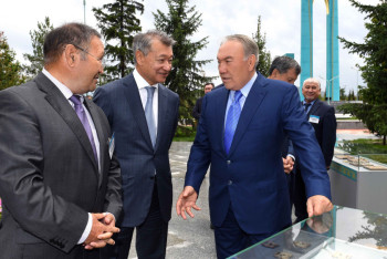 Фотография к новости: Нурсултан Назарбаев посетил парк «Нурлы жол»