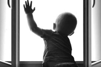 Фотография к новости: Статистика: Дети выпадают из окон столичных многоэтажек ежедневно