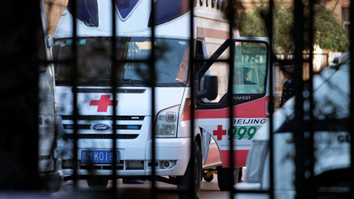 В Китае строительный кран упал на машину, есть погибшие